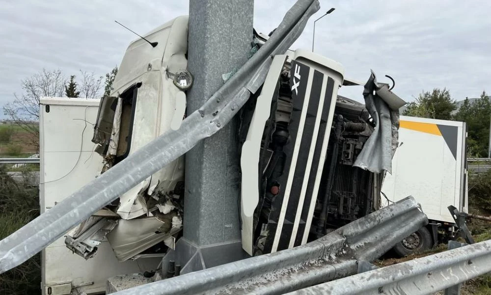 Κινέτα: Νέες εικόνες από το τροχαίο με ανατροπή νταλίκας στην Εθνική Οδό Αθηνών – Κορίνθου